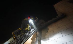 Фото: у Києві через уламки ракети загорівся приватний будинок 