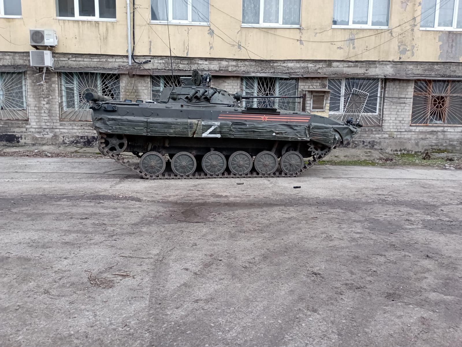 Окупанти наносять на свою техніку нацистські позначки з концтаборів