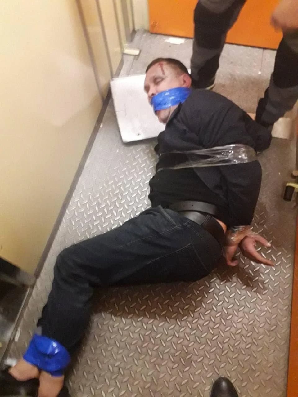 
У поїзді пасажири затримали та покарали диверсанта (фото)