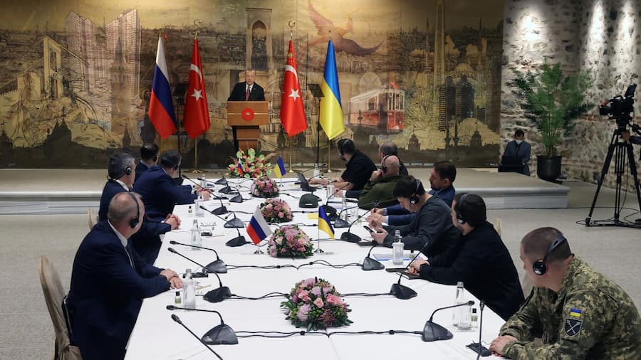 У російській делегації не змогли відрізнити антисептик від горілки (відео)