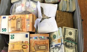 Фото: ДБР затримало на кордоні українського дипломата із валізою грошей і золота