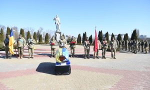 Фото: під Києвом попрощались з героїчним полковником ЗСУ