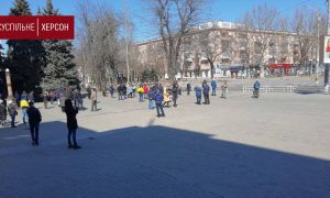 Фото, відео: у Херсоні агресори розігнали проукраїнський мітинг, є поранені