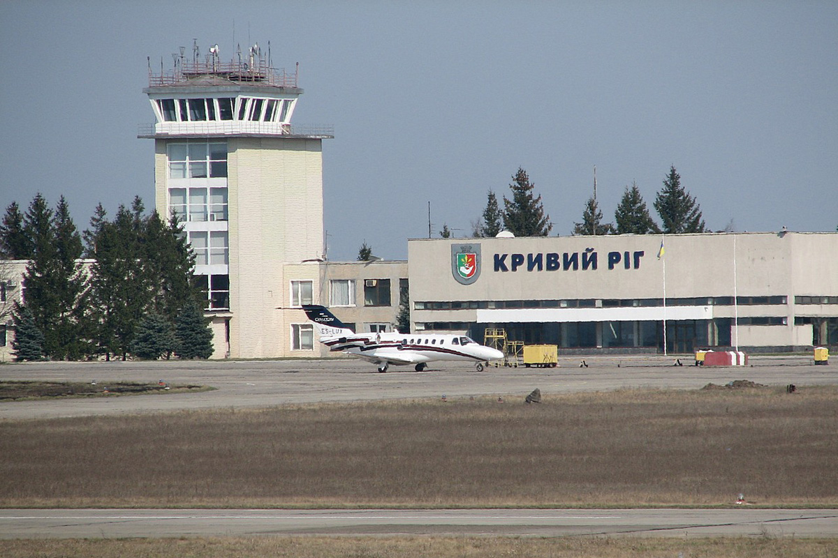 Відео: російські терористи вдарили ракетами по аеропорту Кривого Рога