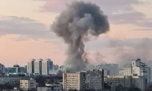 Фото: у Києві ППО збила російську ракету, пошкоджено будинок