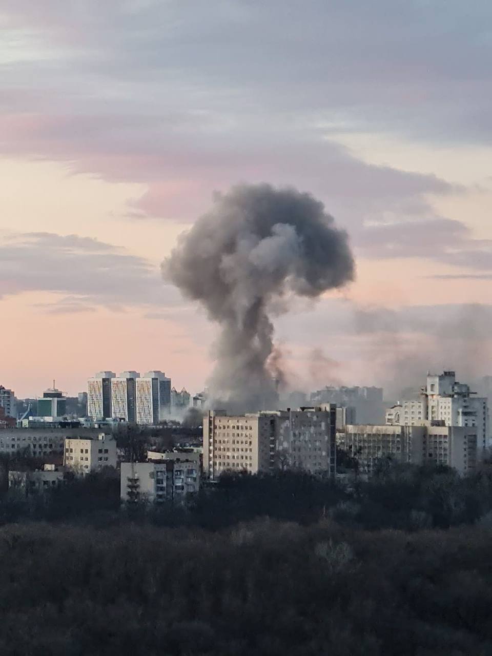 Фото: у Києві ППО збила російську ракету, пошкоджено будинок