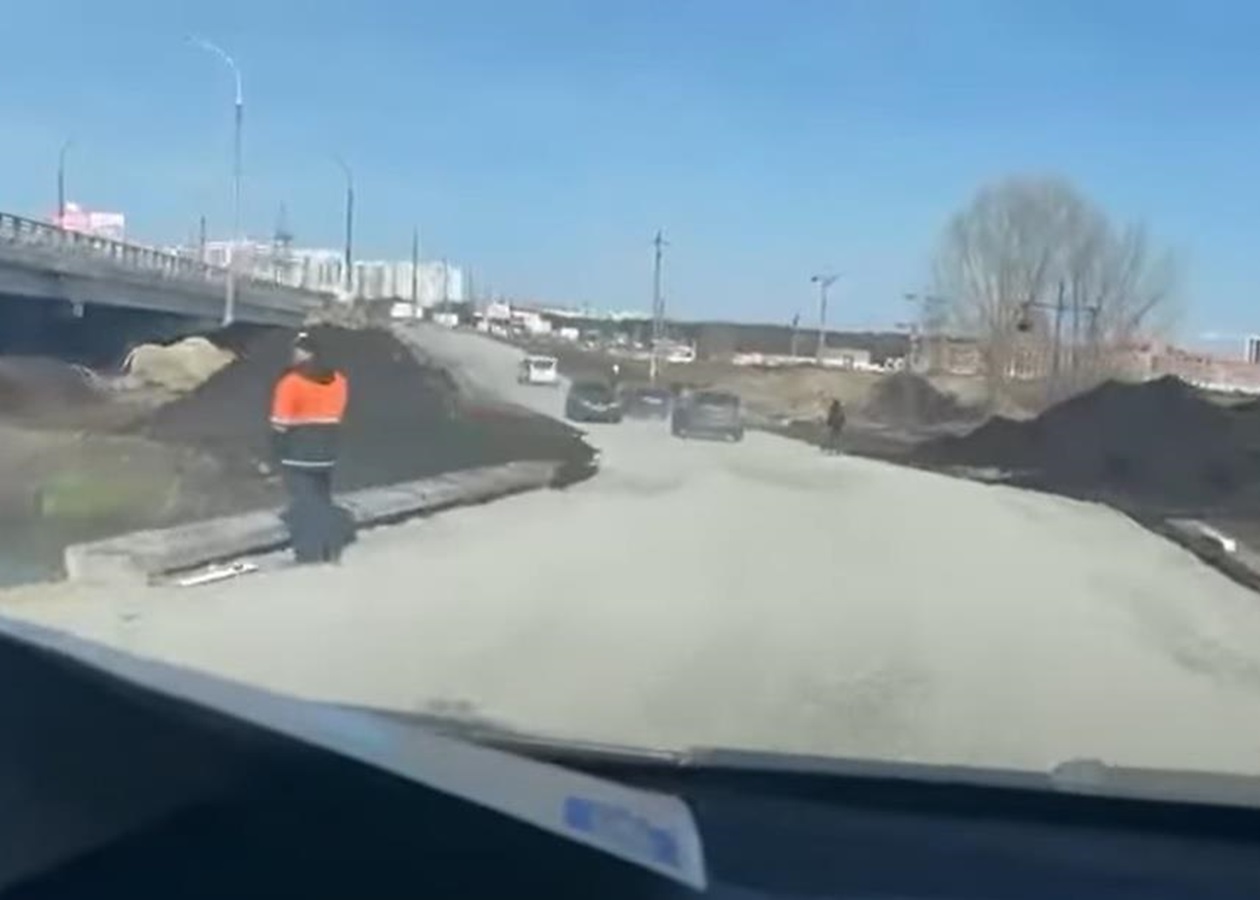  Відео: на звільненій Київщині запустили тимчасовий міст до столиці  