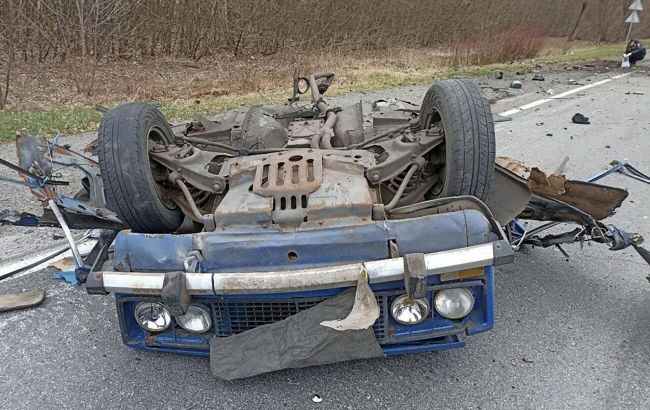 ФОТО: на трасі Чернігів-Київ на міні підірвалося цивільне авто, є жертва