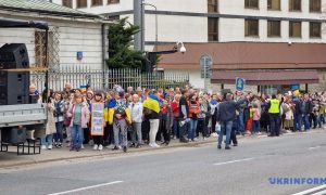 Фото: у Варшаві громадяни влаштували акцію «подарунків» мародерам з РФ