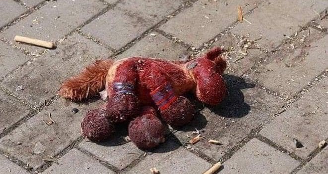 Фото: закривавлену іграшку з вокзалу Краматорська відправили в ООН