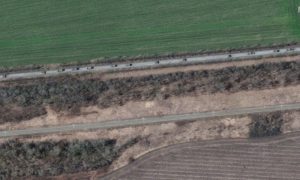 Фото: біля Харкова помітили багатокілометрову колону техніки агресора