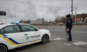 На Буковині п'яний священик врізався у стовп, побив патрульну і намагався забрати у неї зброю