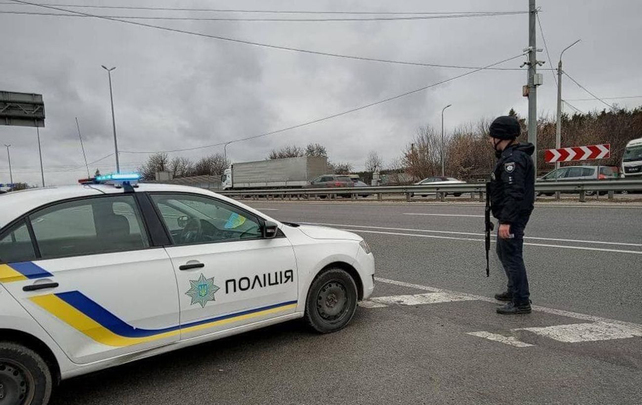 На Буковині п'яний священик врізався у стовп, побив патрульну і намагався забрати у неї зброю