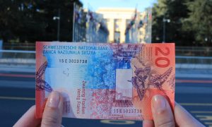 Швейцария разрешила переселенцам из Украины менять гривну на франки