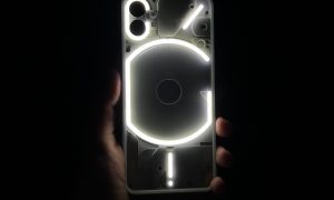 Владельцы «неонового смартфона» жалуются на Nothing Phone (1) на его плохое качество