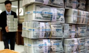 Экономический обзор недели: резервы Украины, финпомощь, прогноз мировой рецессии