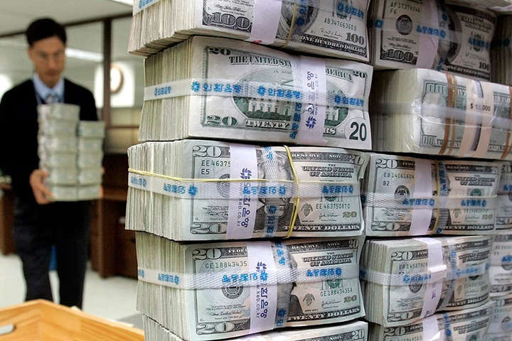 Экономический обзор недели: резервы Украины, финпомощь, прогноз мировой рецессии