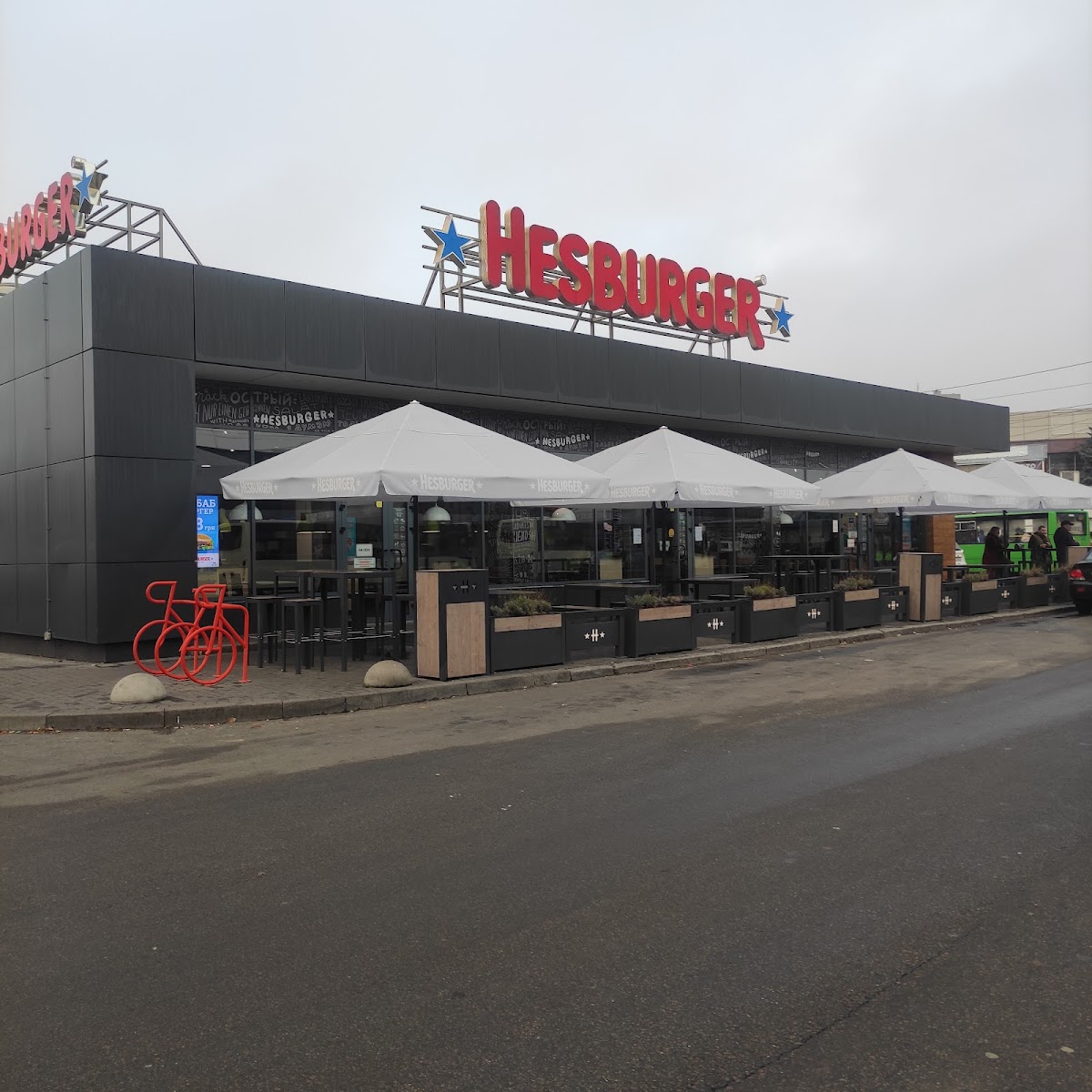 Мережа ресторанів Hesburger відновлює свою роботу в Україні: деталі 