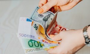 Спрос будет давить на цены: банкам разрешено увеличить продажу валюты гражданам