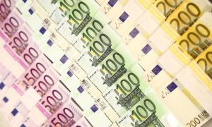 Приближается к паритету: курс евро к доллару упал до минимума за 20 лет