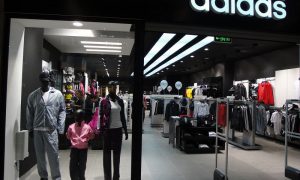 Adidas возобновляет работу магазинов в трех украинских городах