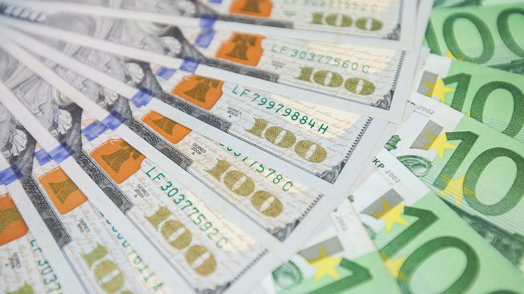 У НБУ відзвітували, яку кількість готівкової валюти ввезли за місяць в Україну