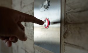 Крупнейший мировой производитель подъемников оставил россиян без лифтов