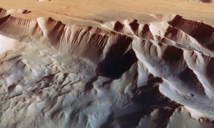 Опубликованы новые фото крупнейшего каньона Марса – долин Маринера