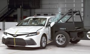 Неприятная неожиданность: обновленная Toyota Camry провалила краш-тест