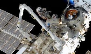 Выход россиян в открытый космос пришлось прервать из-за неисправного скафандра