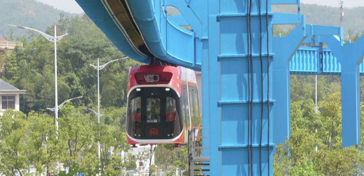 В Китае запустили поезд, который передвигается по воздуху и не требует топлива