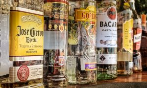 Выпить зарубежного на россии сейчас сложно: из-за санкций импорт алкоголя упал на 35%