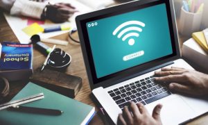 Минцифры планирует до сентября подключить все школы с бомбоубежищами к интернету