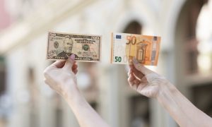 Курс евро к доллару: рекордно низкий уровень за последние 20 лет