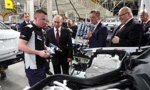 Mercedes продает свой российский завод, который лично открывал путин