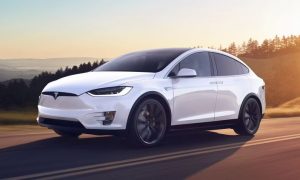 В США мужчина протестировал умение электрокара Tesla обнаруживать препятствия на дороге