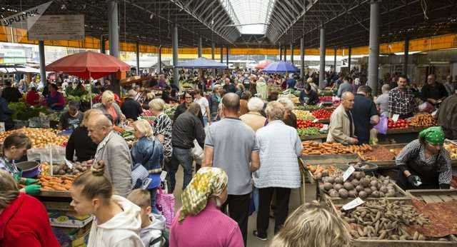 На оккупированной Луганщине захватчики обесценили гривню и повысили цены на продукты