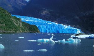 В горах Чили рухнул гигантский ледник: момент попал на видео