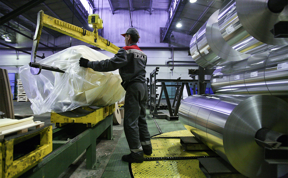 российский производитель алюминия UC Rusal планирует перевести на юань большую часть продаж