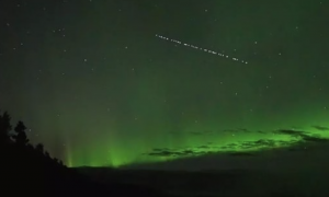 На Аляске сфотографировали спутники Starlink вместе с полярным сиянием в небе