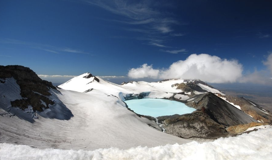 Из Властелина колец. Астронавты сделали фото новозеландской горы Руапеху и кислотного озера на ее вершине