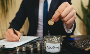 Позаботься о старости сам: украинцы смогут самостоятельно откладывать на будущую пенсию