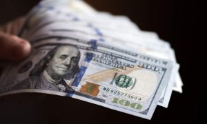 Нацбанк другий день поспіль підвищує курс долара