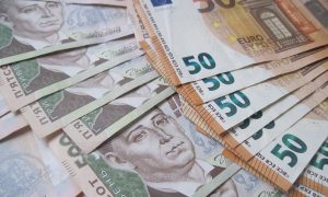 Украинцы с 5 сентября могут обменять гривню на евро в банках Латвии