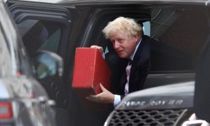 Джонсон в подарок получил марки с ВСУ и Крымским мостом