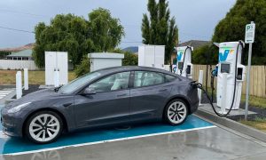 Tesla отзывает более миллиона своих авто из-за проблемы