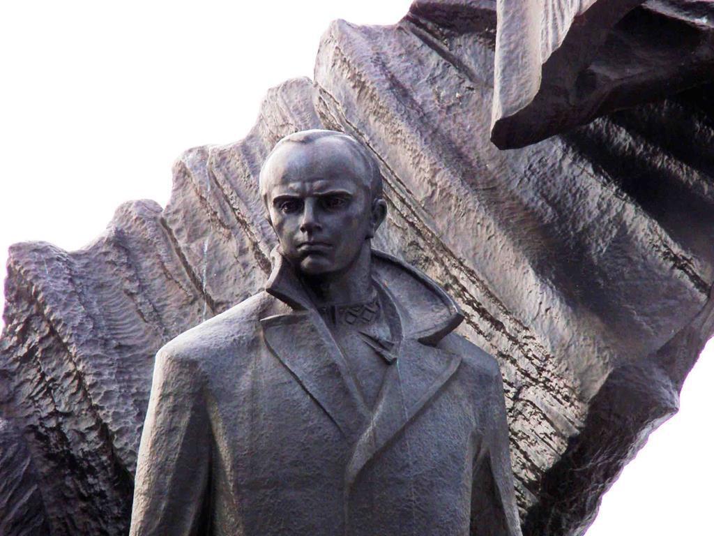 Майже половина опитаних українців вважають діяльність Степана Бандери скоріше позитивною для України