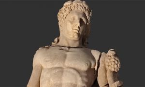 С лавровым венком и шкурой льва. В Греции обнаружили статую Геракла возрастом 2 тысячи лет
