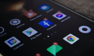 Украинцы просят президента обратиться к Google и Meta из-за блокировки аккаунтов в соцсетях