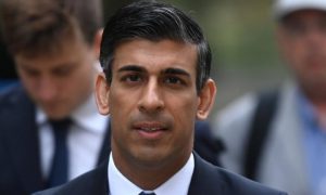 Премьер Британии на фоне скандала опубликовал декларацию, упомянув долю жены в бизнесе